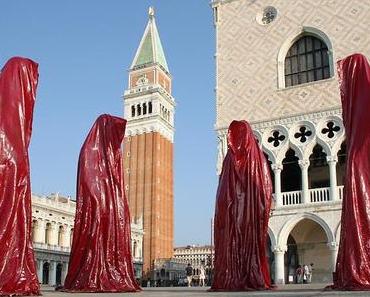 The light art project “Madonna and sisters” by Manfred Kielnhofer on biennale tour in Venice