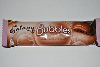 Galaxy Bubbles, Nestlé Yorkie, Cadbury Magical Elves und Marks and Spencer Cookies and Cream Bar
