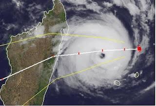 Zyklon GIOVANNA erreicht Madagaskar als gewaltiger Hurrikan