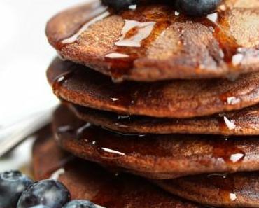 Schoko-Blaubeer-Panecakes mit Ahornsirup