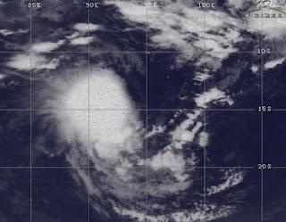 Tropischer Sturm 16S (potentiell Zyklon JONI) überschreitet 90. östlichen Längengrad