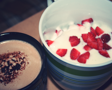 Frische Erdbeeren, ein leckeres Müsli und Joghurt, so sah...