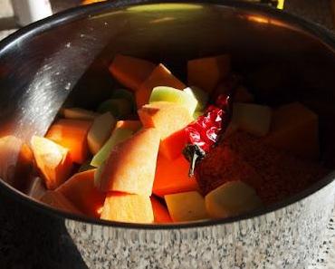 Süsskartoffel-Suppe mit roten Linsen und Apfel
