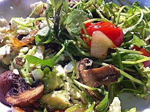 Salat mit Portulak, Kirschtomaten, gebratenen Champignions und Schafskäse