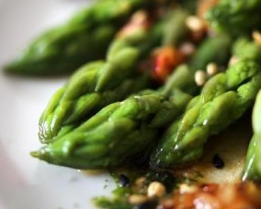 Grüner Spargelsalat mit Sesamöl- Vinaigrette und Nori-Sesam-Topping