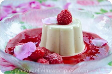 Rosenblüten-Panna Cotta an Himbeersauce