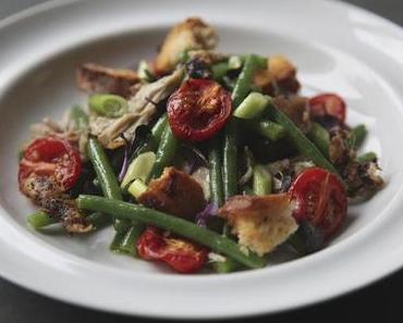 Bohnensalat mit zerpflücktem Hühnchen und geschmolzene Tomaten