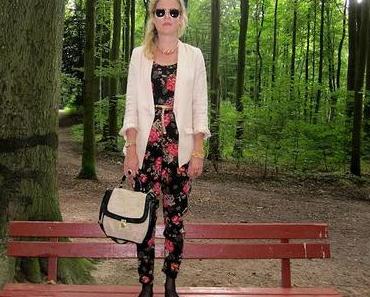 Jumpsuit im Wald