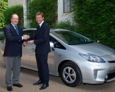 Fürst Albert II. von Monaco übernimmt ersten Toyota Prius Plug-in Hybrid