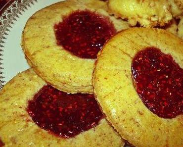 Fruchtig gefüllte Doppeldecker-Plätzchen aus Mürbeteig
