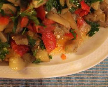 Gegrillte Auberginsalat mit Tomaten und Paprika / Karisik Patlican Salatasi