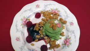 Matcha-Eis mit karamellisierten Erdnüssen