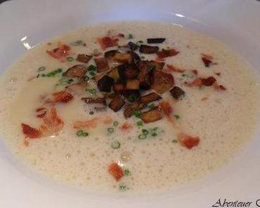 Erdäpfelcremesüppchen mit Kartoffelcroutons und Knusperspeck