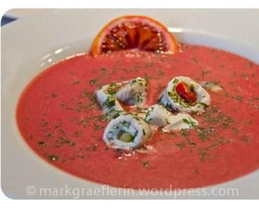 Rote Bete Suppe mit Blutorange und Heringsröllchen