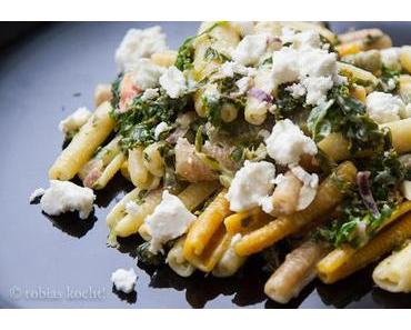Pasta mit Grünkohl, Roter Zwiebel und Feta Käse