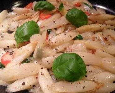 Scharfer Spargel mit Parmesan, Basilikum und buntem Pfeffer