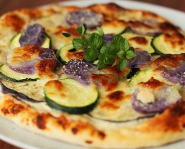Pizza Bianca mit Knoblauchreme, Auberginen, Zucchini und Violetta-Kartoffeln