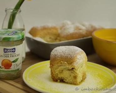 Buchteln mit Pfirsichfüllung von ZUEGG und Vanillesoße