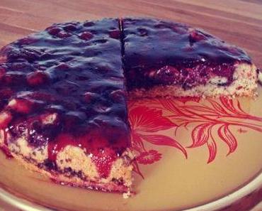 Mandelkuchen mit Schokolade und Kirschen