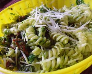 {Food} Nudeln mit Feldsalatpesto