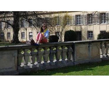 Outfit: She comes in colors