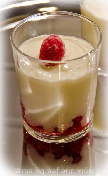 Feines Buttermilchdessert mit Himbeeren
