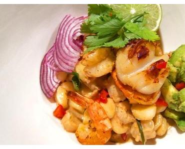 Pikantes Pozole mit gegrillten Meeresfrüchten