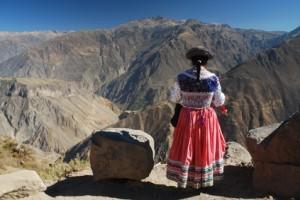 Quechua Indianer-Terrassenförmiger Ackerbau und bunt gefärbte Lamawolle