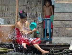 Reges Interesse an Körperhygiene bei Khmer Damen