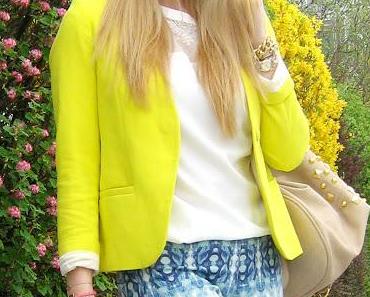 Tuesday to go: yellow blazer with printed blue pants