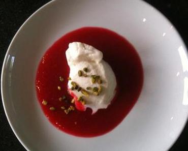 Frozen Joghurt auf Himbeerspiegel