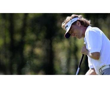 Golfer, die beim Putten den Schläger am Körper fixieren, …