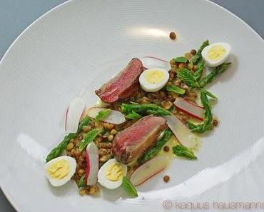 Kleiner Salat: Linsen, Spargel, Minze und Taube