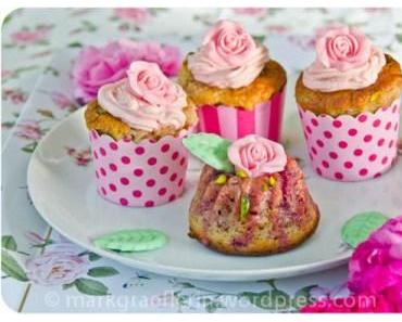 Rosenlikör und Rosen-Cupcakes oder kleine Gugls