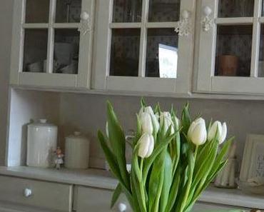 Rosenkuchen und Tulpen