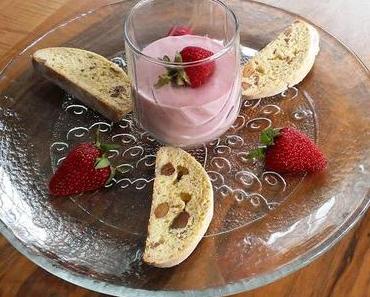 Erdbeermousse mit Cantucci