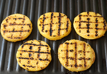 Gegrillte Polenta-Taler