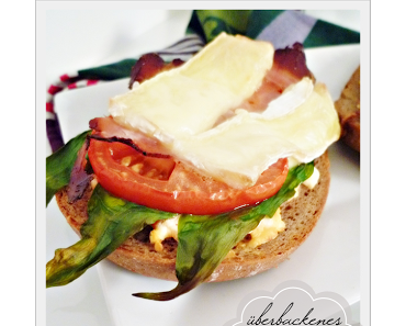 überbackenes Brot mit Bärlauch und Brie