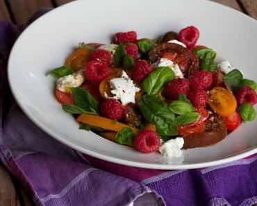 Bunter Tomatensalat mit Himbeeren und Büffelmozzarella