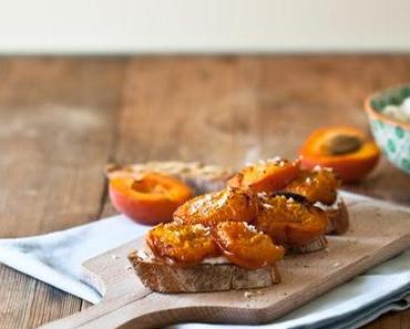 Roasted Apricot Ricotta Crostada  ♥  Ein spätsommerlicher Stullentraum