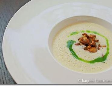 Spätsommer, knackiges Kohlrabisüppchen mit Pfifferlingen und Kräuteröl