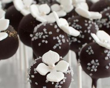 Klassiker mal ander: Sacher-Cakepops mit Hortensien