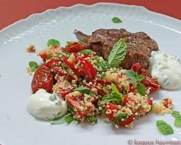 Lammnackenkoteletts mit Minzejoghurt und Couscous-Salat