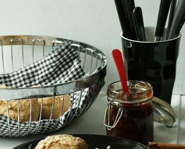 Omas Zwetschgenmus mit meinen Dinkelbrötchen