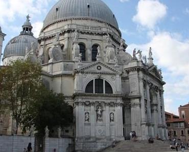 Am Canale Grande entlang zur Basilica di Santa Maria della Salute in Venedig