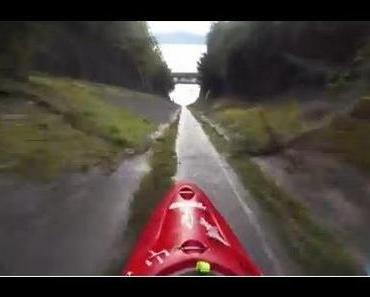 Mit dem Kayak einen steilen Wasserkanal runter