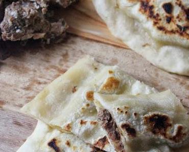 Kavurmalı Ekmek / mit Fleisch gefülltes Pfannenbrot