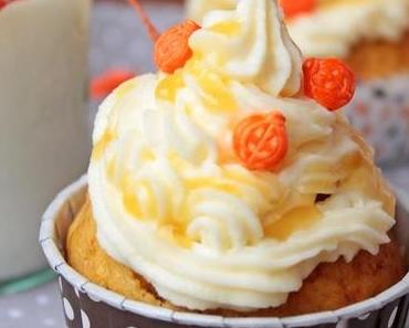 Kürbis-Schoko-Cupcakes mit Schmandhaube und Salzkaramell. Dazu gibt´s heiße Honigmilch. { Rama Cremefine Foodblogger-Aktion }