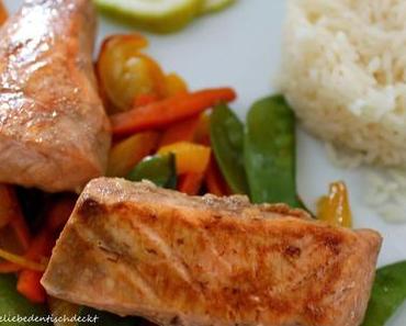 Mariniertes Lachsfilet auf Wok-Gemüse