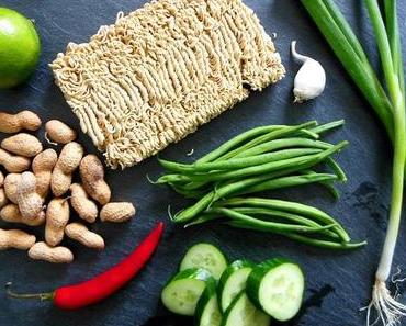 Mie-Nudeln mit grünem Gemüse, Erdnüssen und Limettendressing.
